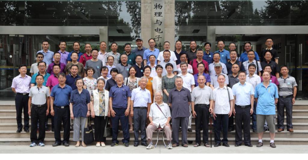 座谈会(hui) 间,校友们与学院领导、教师代表在学院一楼合影留念 座谈会(hui) 间,校友们与学院领导、教师代表在学院一楼合影留念